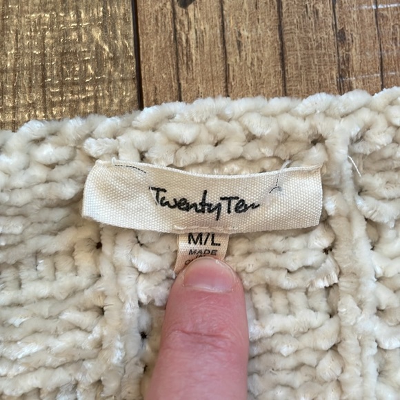 Twenty Ten women’s cream colored sweater size M/L - Picture 2 of 6